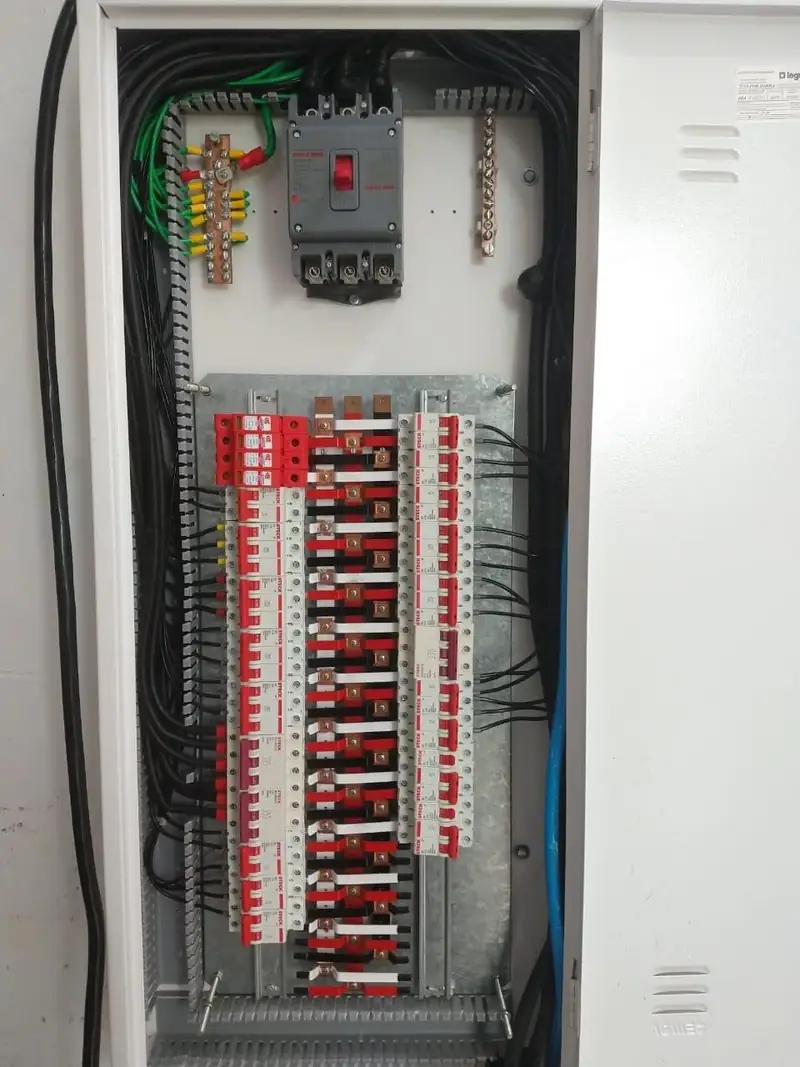 Quadro elétrico organizado com condutores e proteções